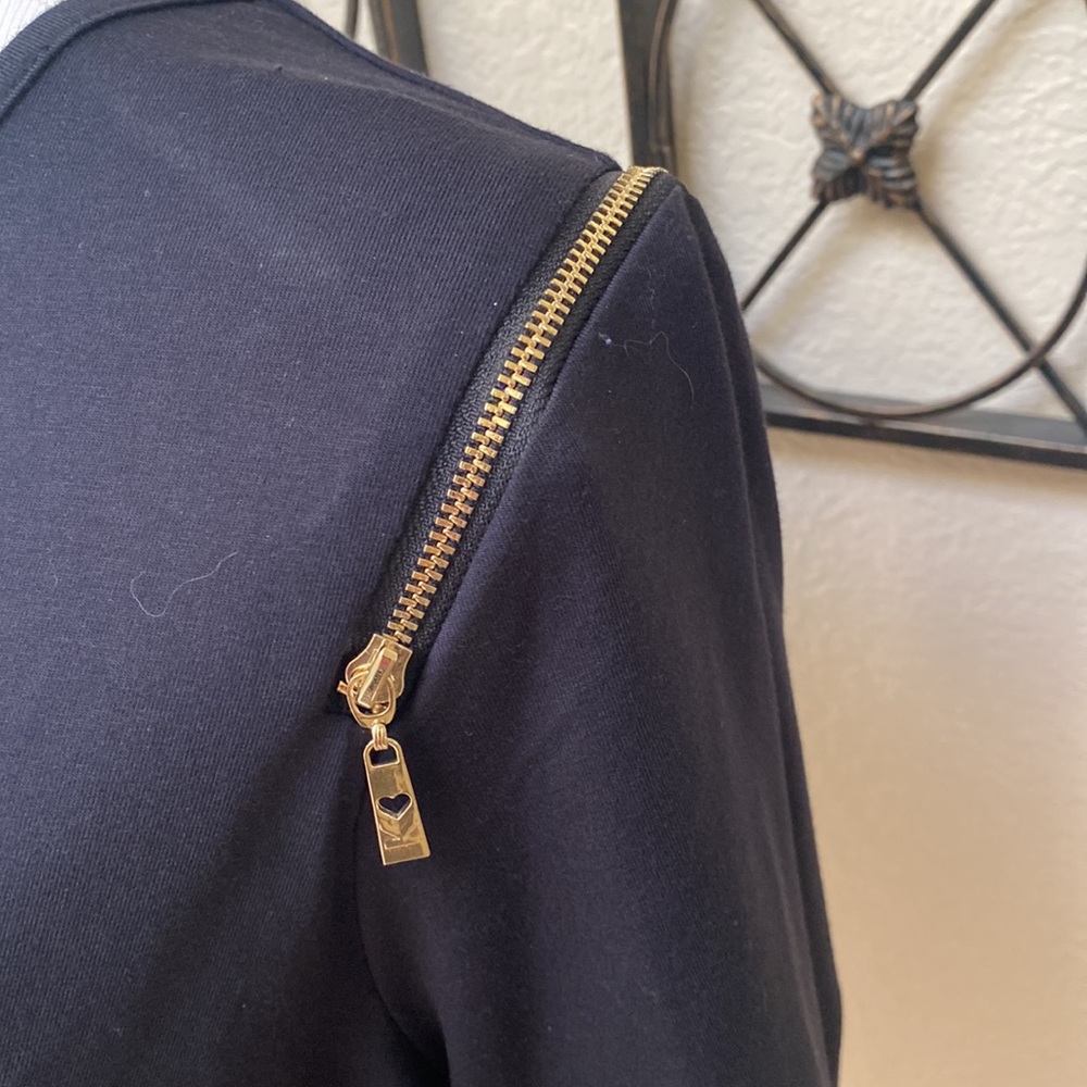 Belle Brand Black Top With Zipper Accent - Picture 2 of 3